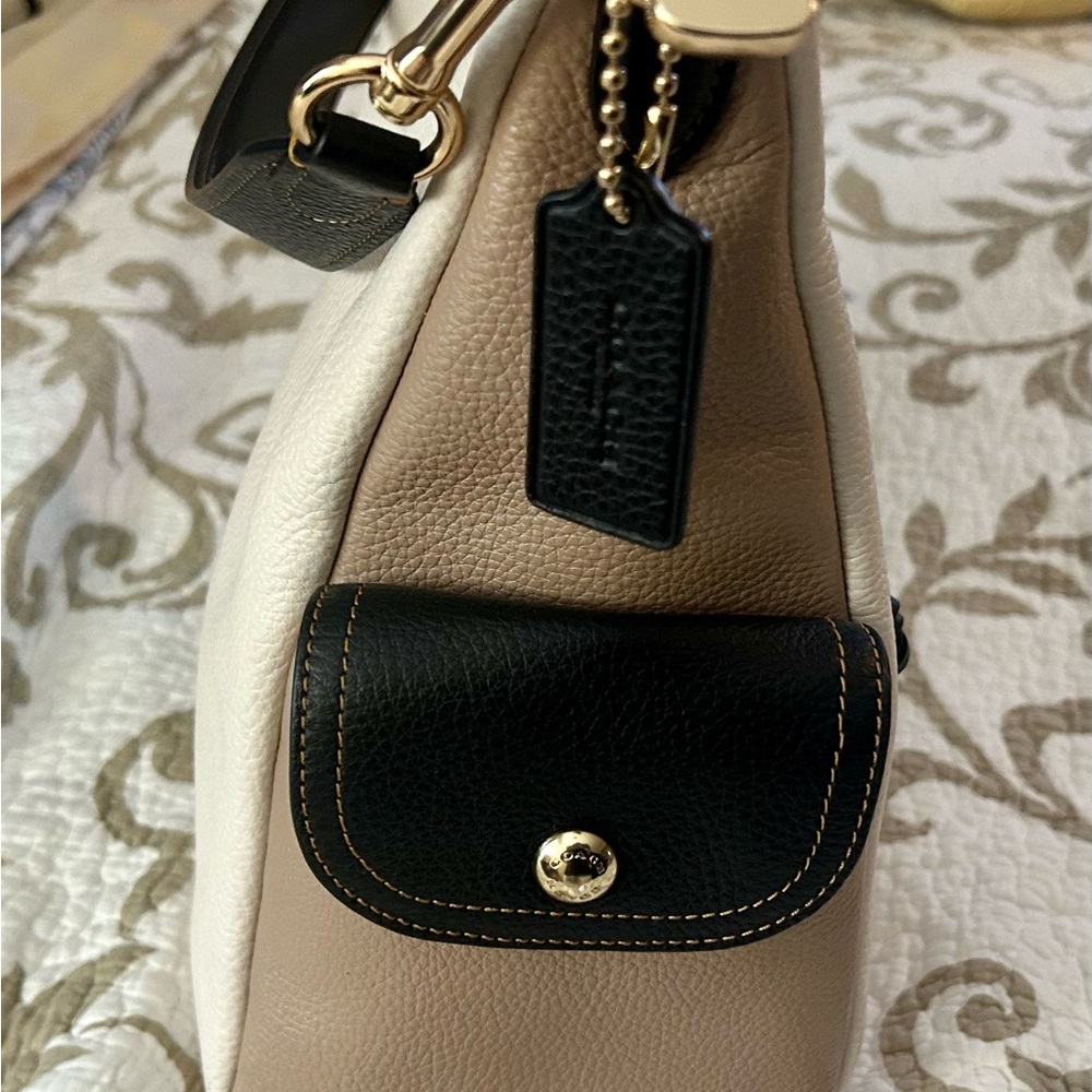 Coach cream colored shoulder bag. Like New - Picture 3 of 5